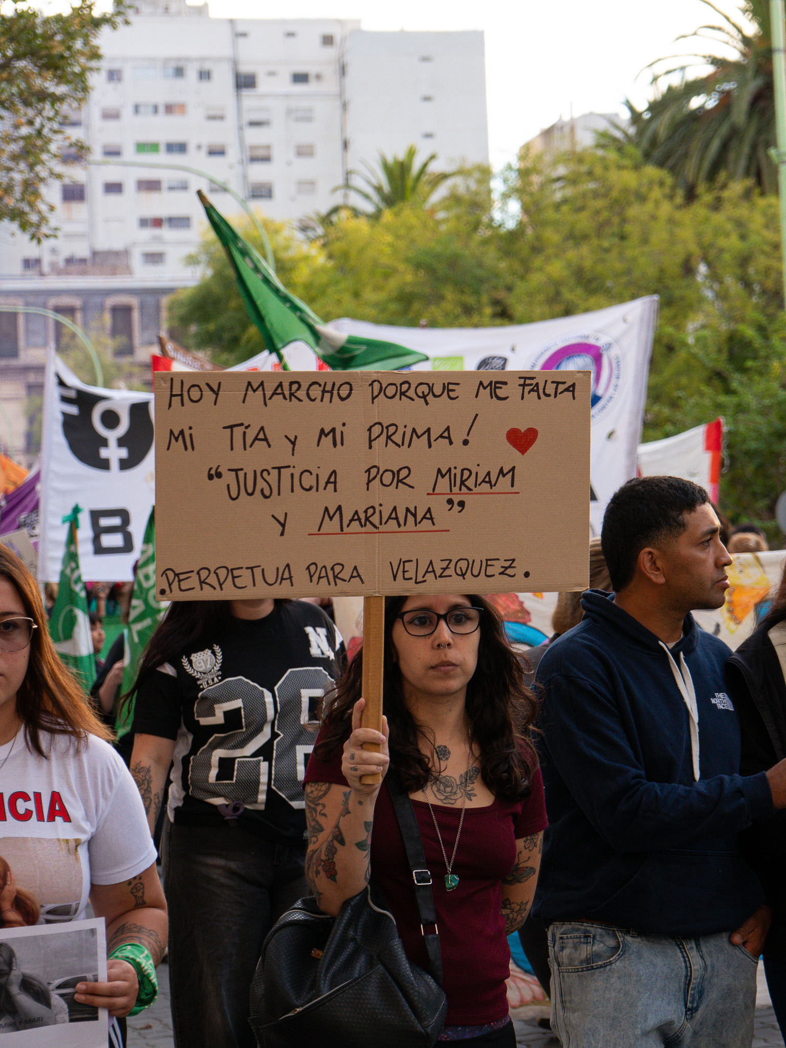 Integrantes de Activá marchando con pancartas